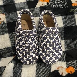 B55 4C Babalus Leather Moccasins— Navy/White Skull Print, EUC